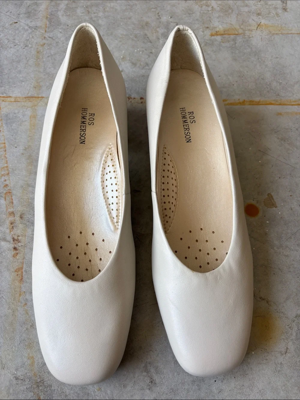 Ros Hommerson Cream Leather Low Heels sz 9 Bridal Minimalist Office Chic